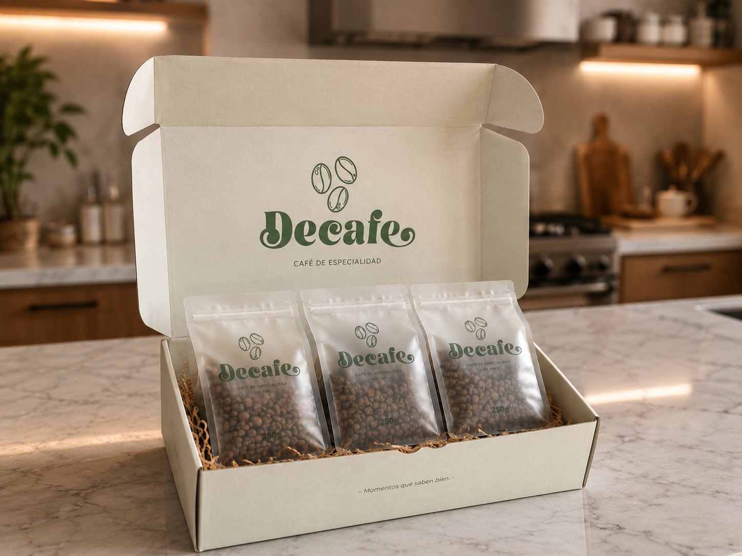 La caja de Decafe abierta, con tres bolsas de café de 250 g sobre la mesada